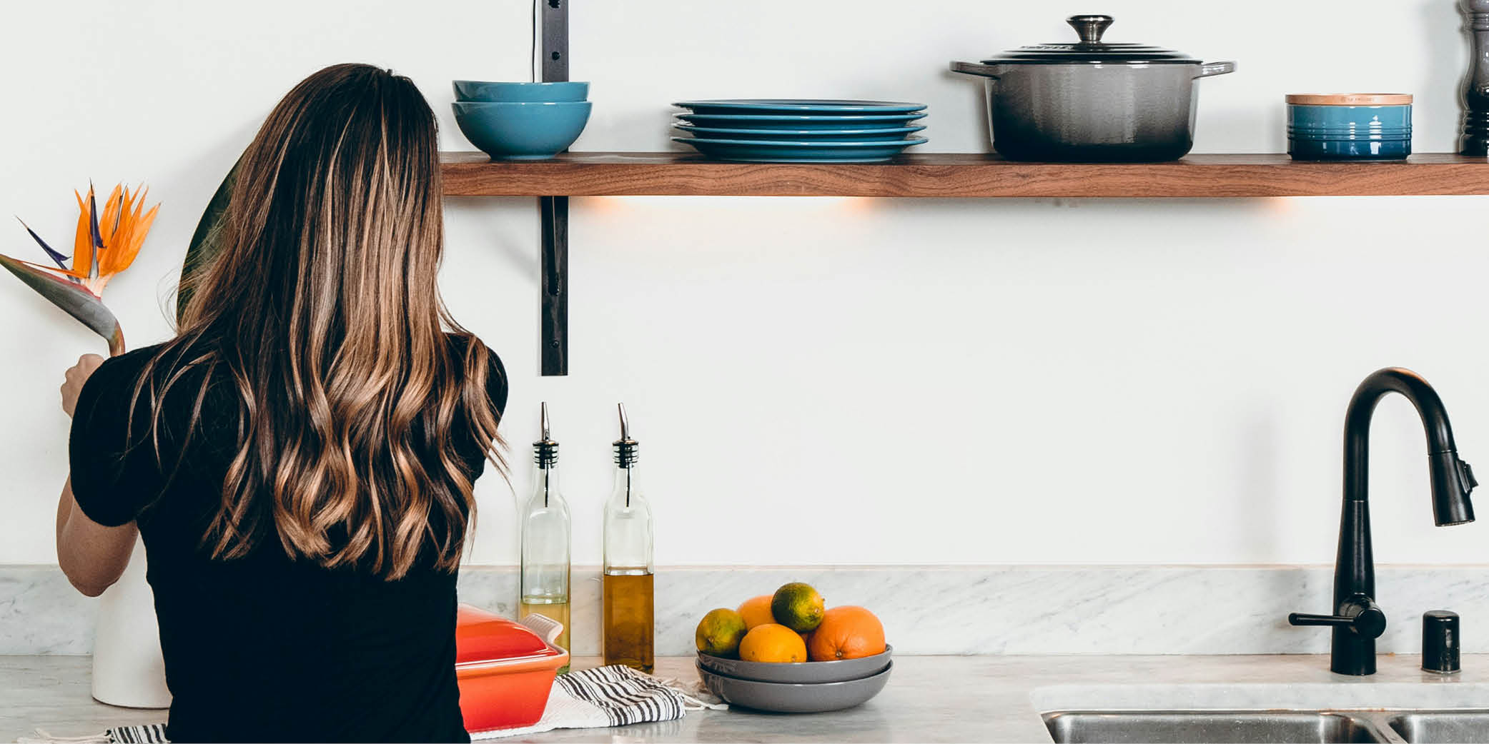 Most people head into the weekend with the best intentions: sleeping in, relaxing, maybe brunch, maybe a beach trip. But in the back of your mind, there’s that nagging voice pointing out the messy kitchen and the bathroom sink that seems to be judging you. The Friday Night Clean changes all that—a small, intentional reset that clears the way for an entire weekend focused on what you actually want to do.