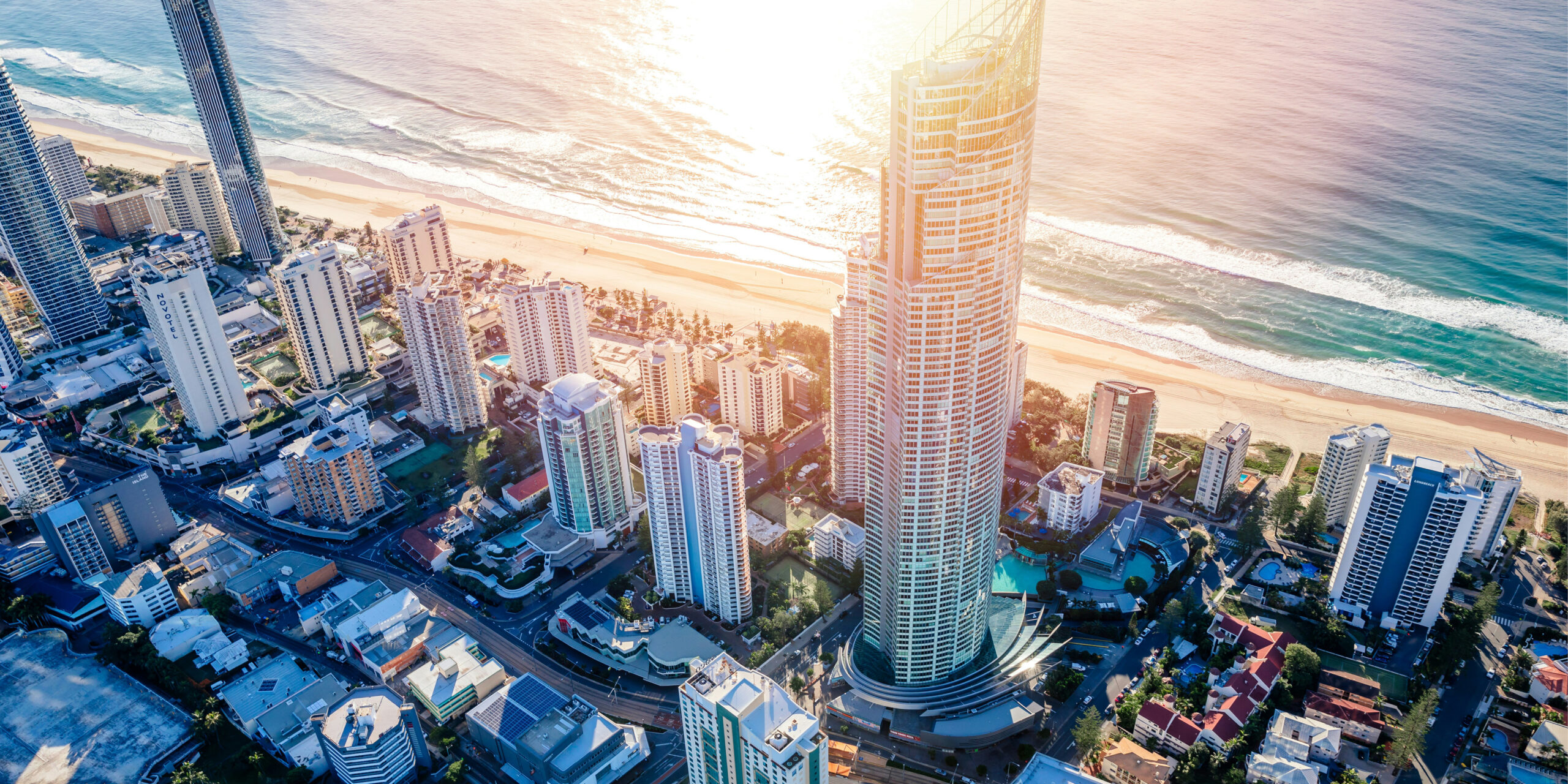 People come to the Gold Coast for the dream — sunrise swims, warm nights, weekends that feel like holidays, and the freedom to shape life on their own terms. It’s a place where you can surf in the morning, spend the day with your family, and run a business that fits around the lifestyle you moved here for. That’s why so many entrepreneurs choose a Gold Coast Cleaning Franchise: flexible hours, recurring income, and the freedom to enjoy the coastline, the hinterland, and everything in between.